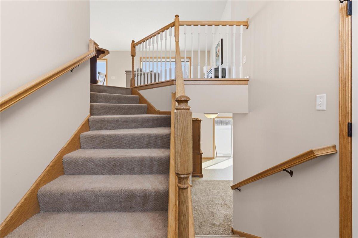 Large Foyer w/2 Closets