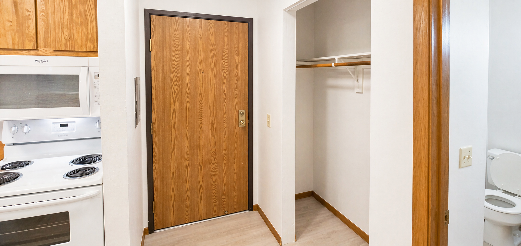 Green River #205 Entry and Coat Closet.png