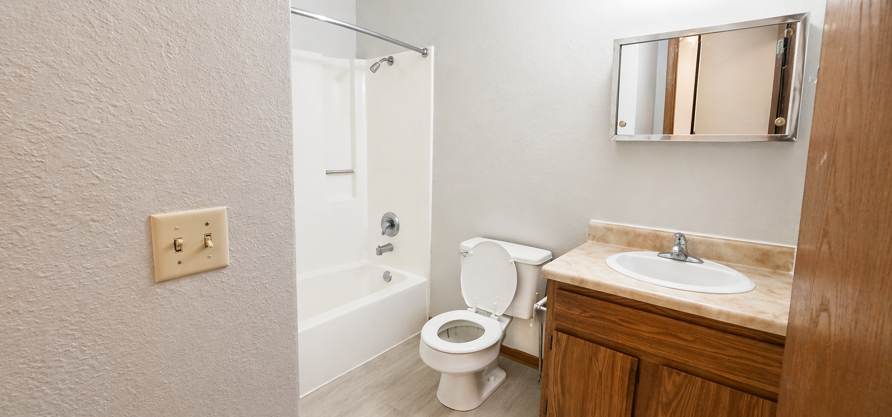 Green River #205 Full Bathroom.png