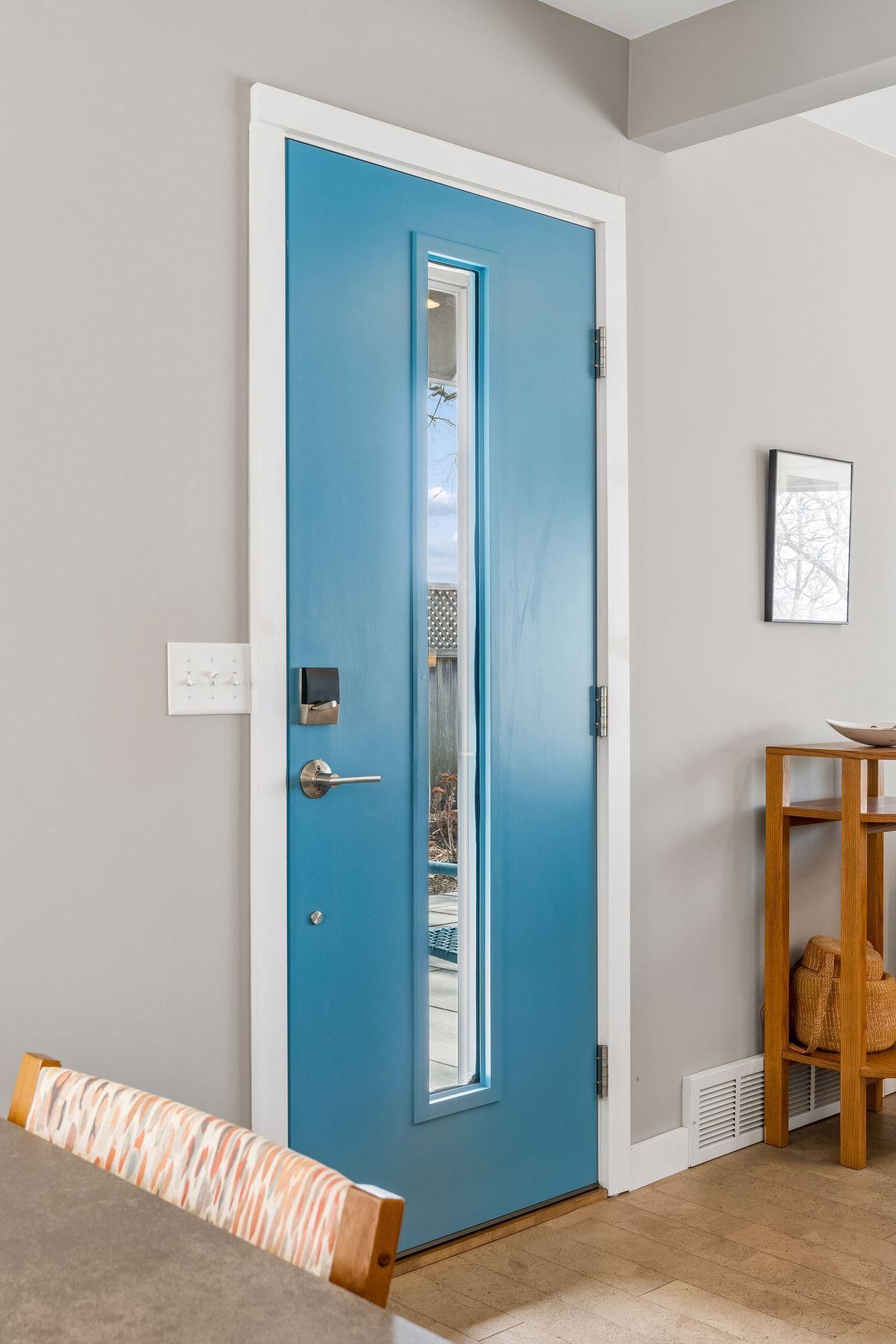 Modern and stylish door - walkout to the side patio and gardens.