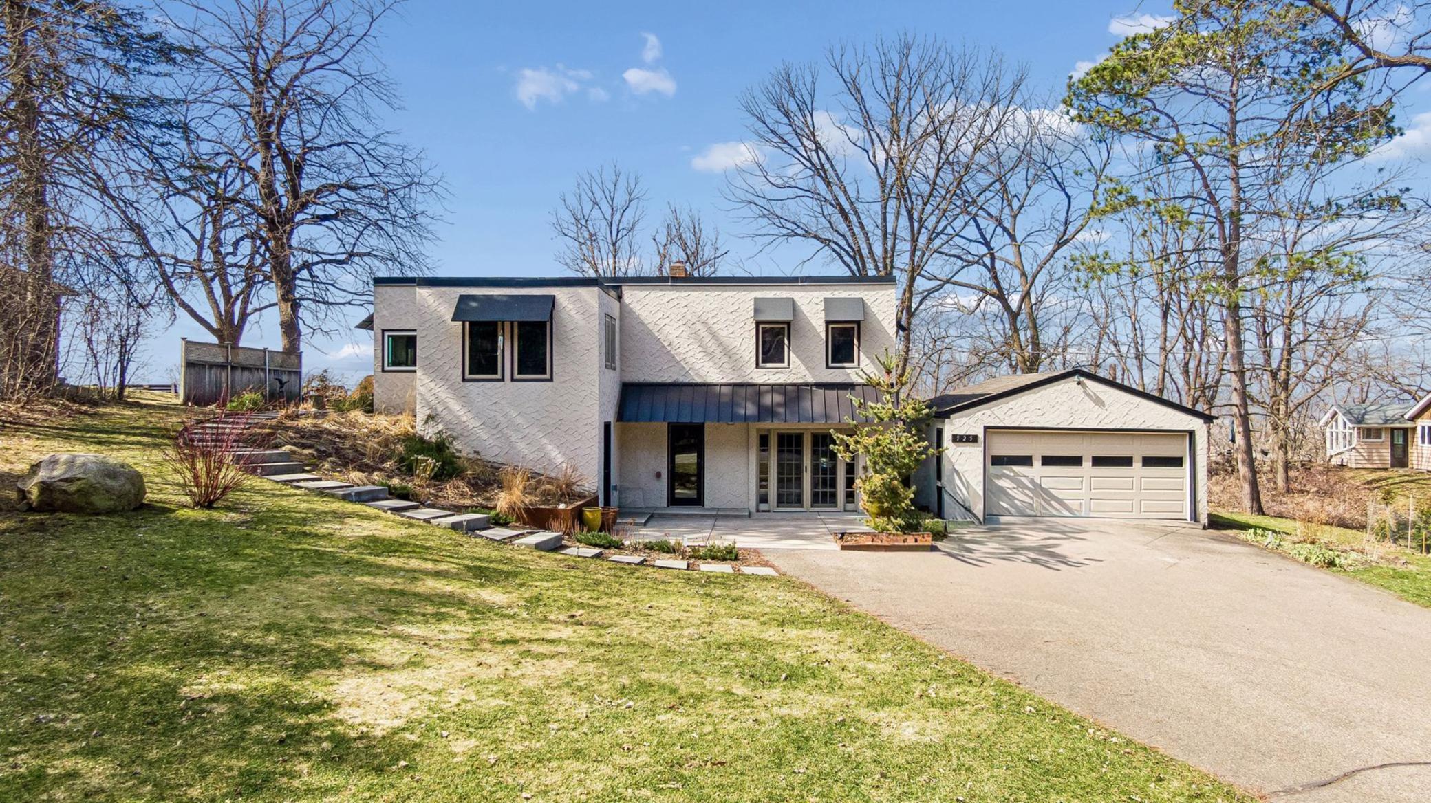 Welcome to 525 Burlington Road in the Battle Creek neighborhood of Maplewood.