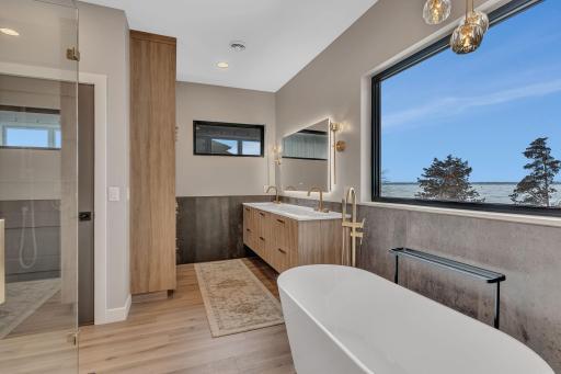 Attached 5-piece bath!