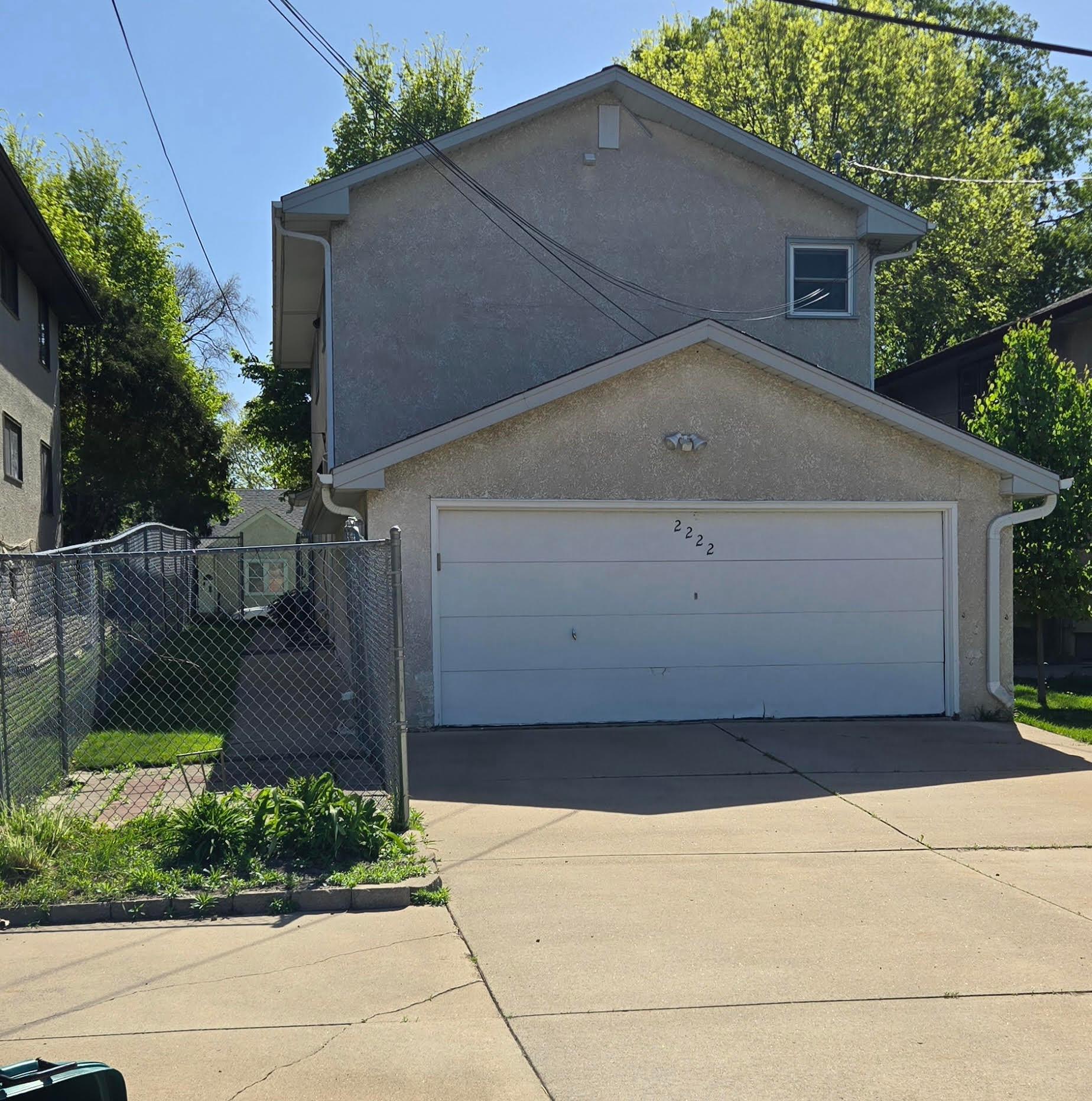 Fenced in side yard, perfect for your dog!