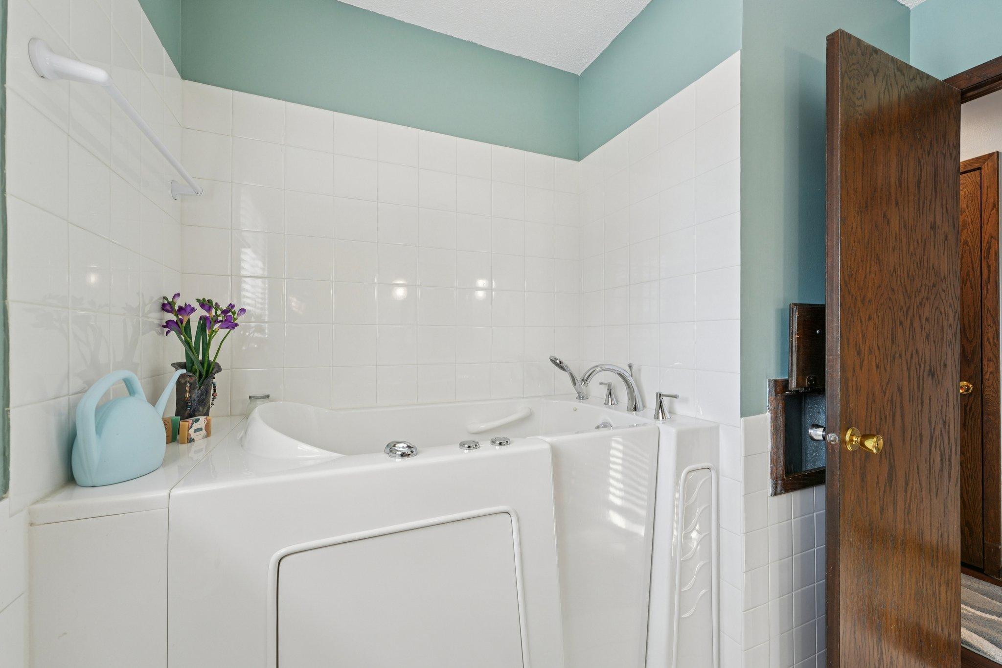 26-web-or-mls-177th Ave NW-S0302-026.jpg