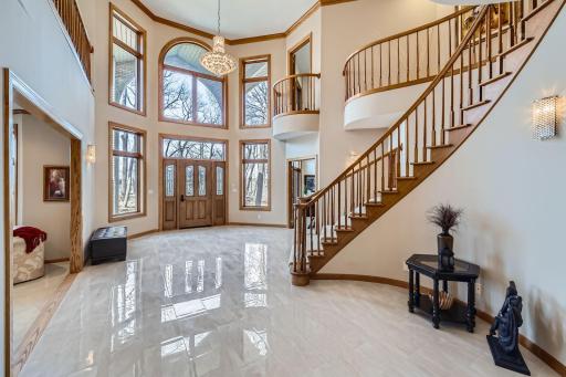 4 W Bay Lane, North Oaks, MN 55127