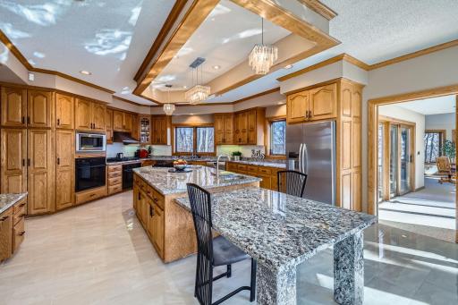 4 W Bay Lane, North Oaks, MN 55127