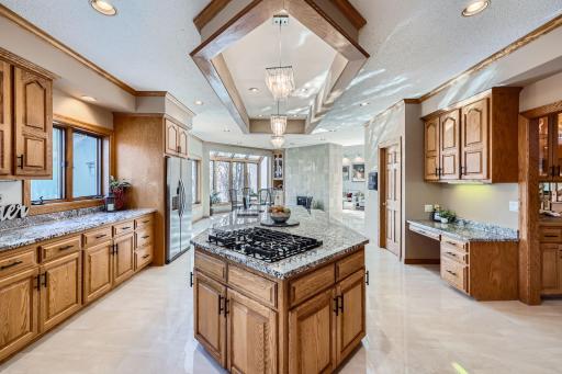 4 W Bay Lane, North Oaks, MN 55127
