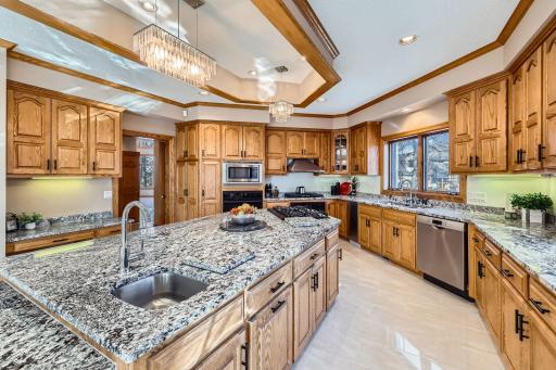 4 W Bay Lane, North Oaks, MN 55127