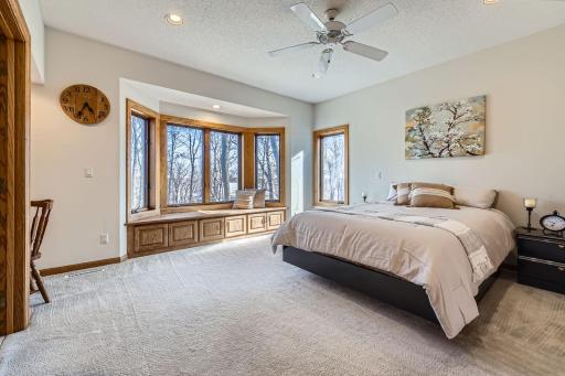 4 W Bay Lane, North Oaks, MN 55127