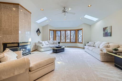 4 W Bay Lane, North Oaks, MN 55127