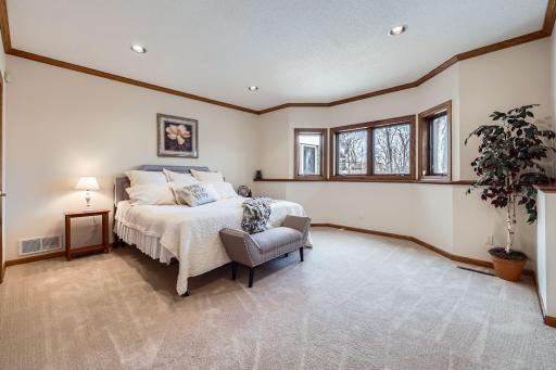 4 W Bay Lane, North Oaks, MN 55127