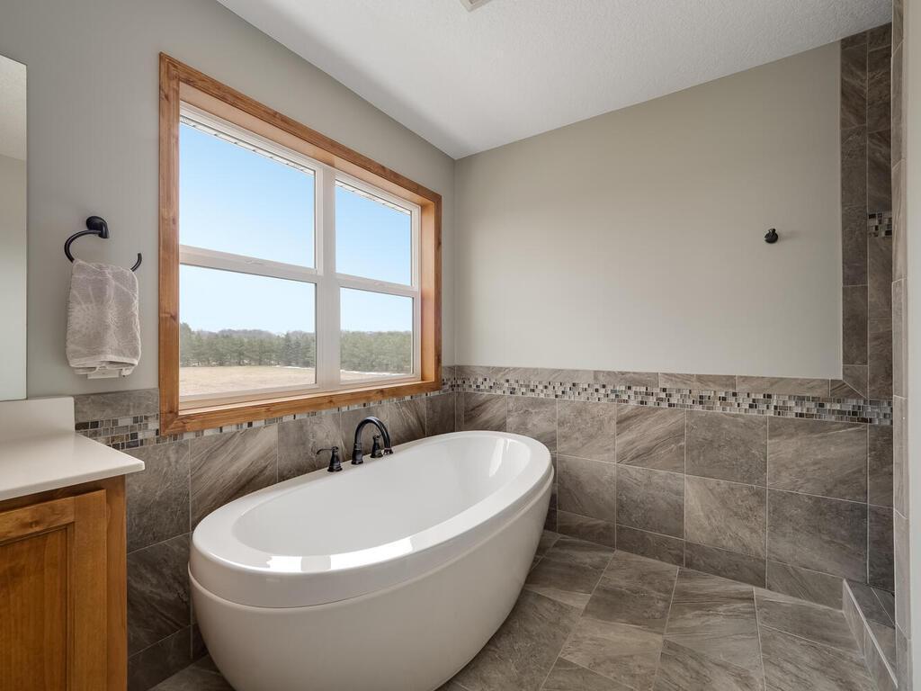 Freestanding soaking tub