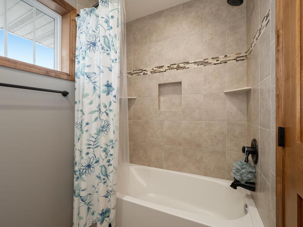 Jack n Jill bath with tile surround, niche and shelving details