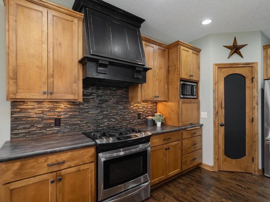Gorgeous backsplash and range hood details