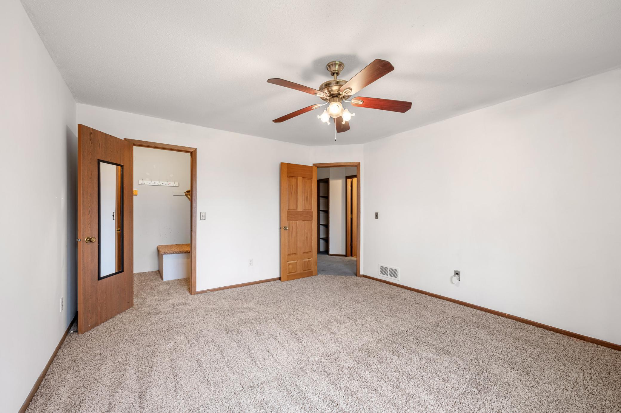 Primary Bedroom w Walk-in Closet