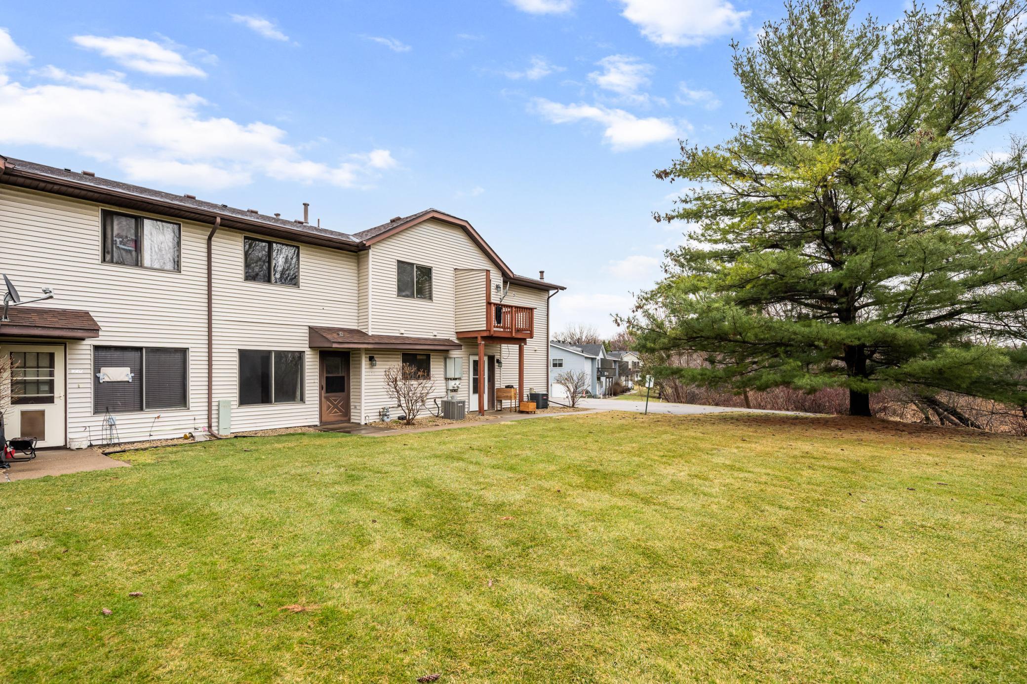 Outside front view (Big Yard!)