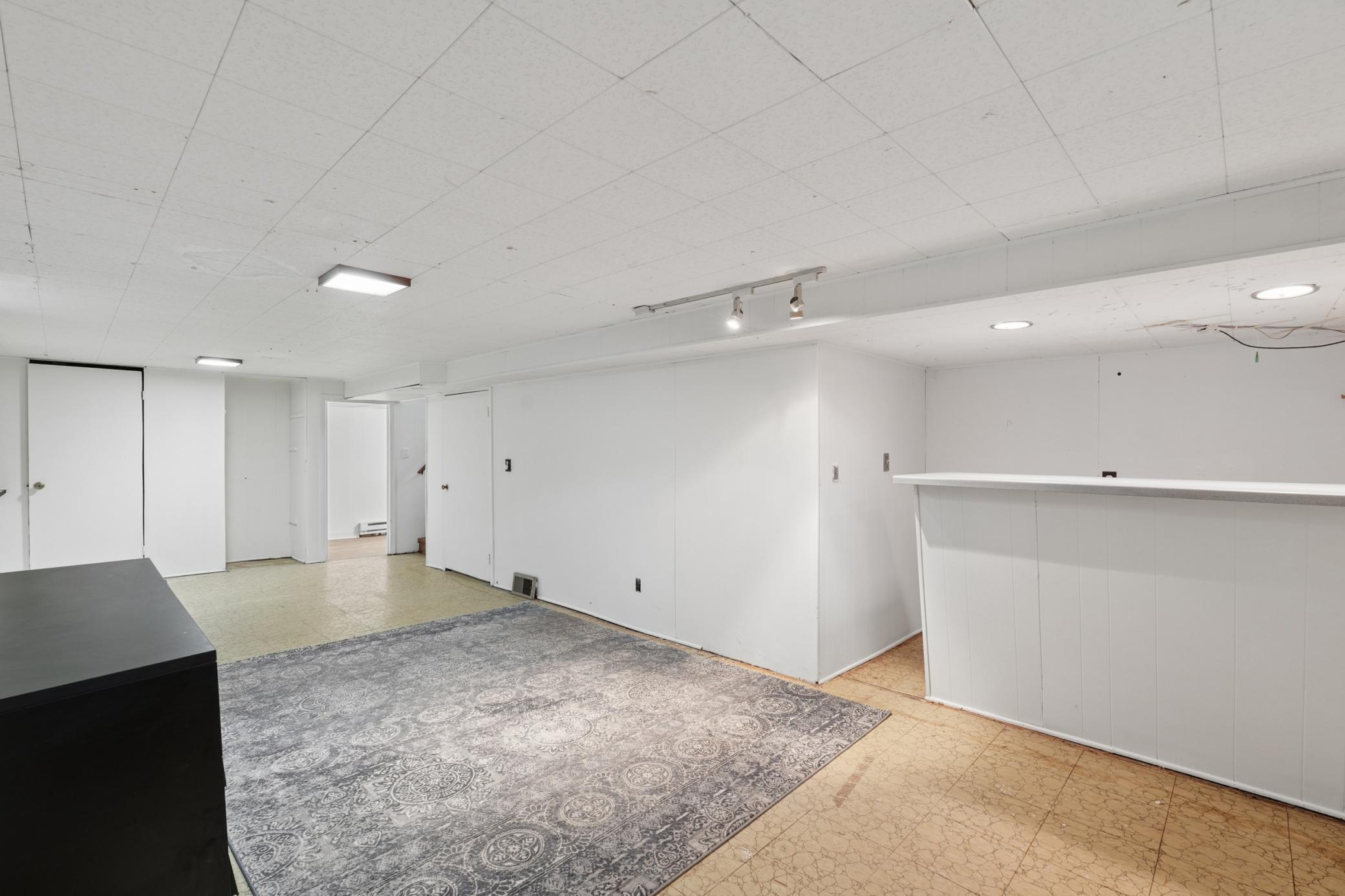 Spacious bar area for entertaining