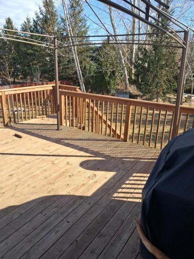 Big deck so great for relaxing or entertaining
