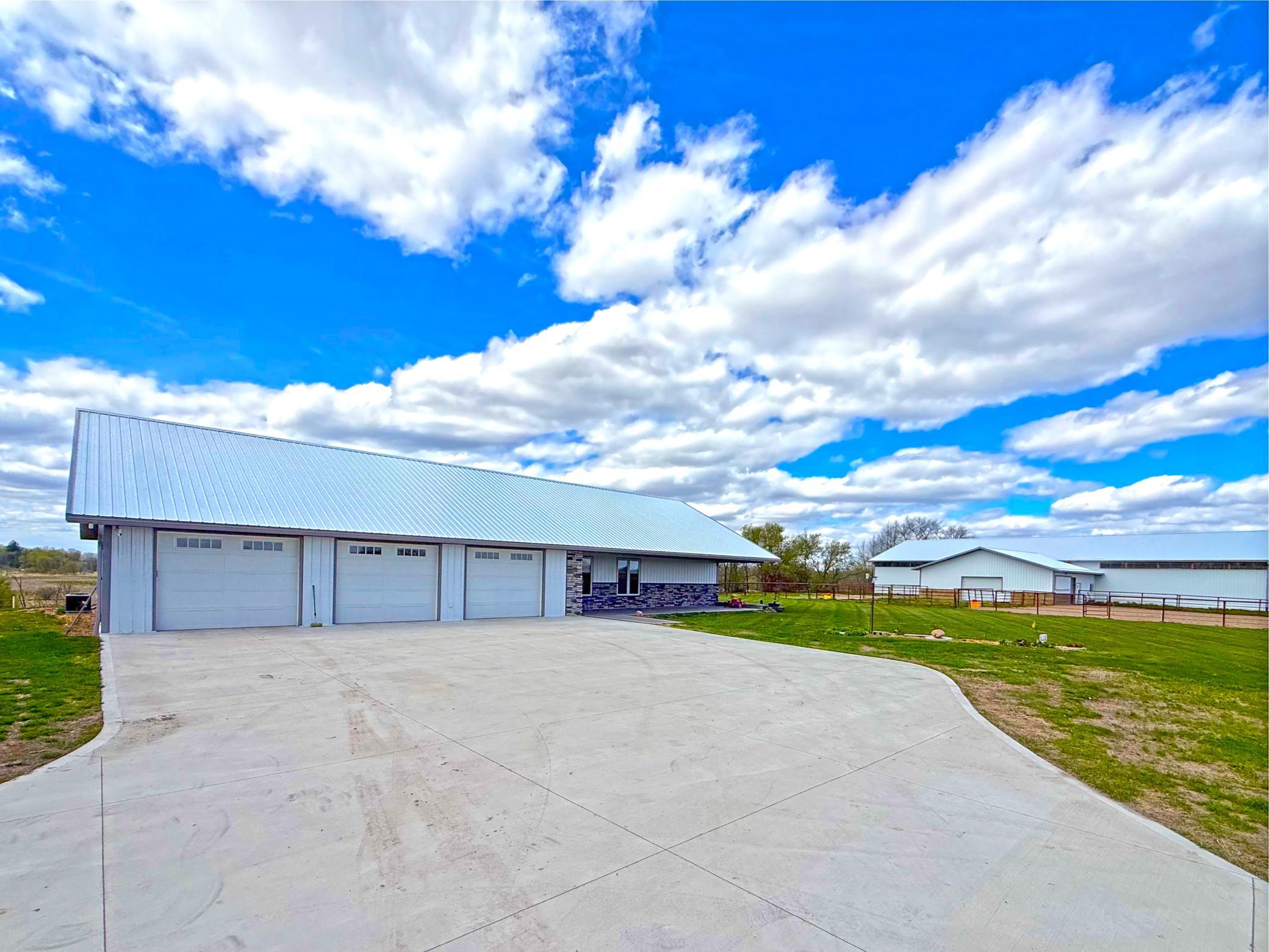 This exceptional setup makes the property a true horse lover’s retreat with space, functionality, and privacy in every direction.