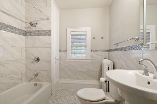 1820 Girard Avenue S, Minneapolis, MN 55403