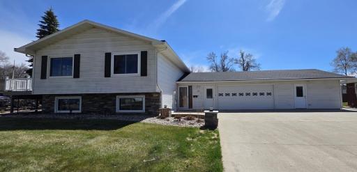 925 Riverview Drive, Valley City, ND 58072