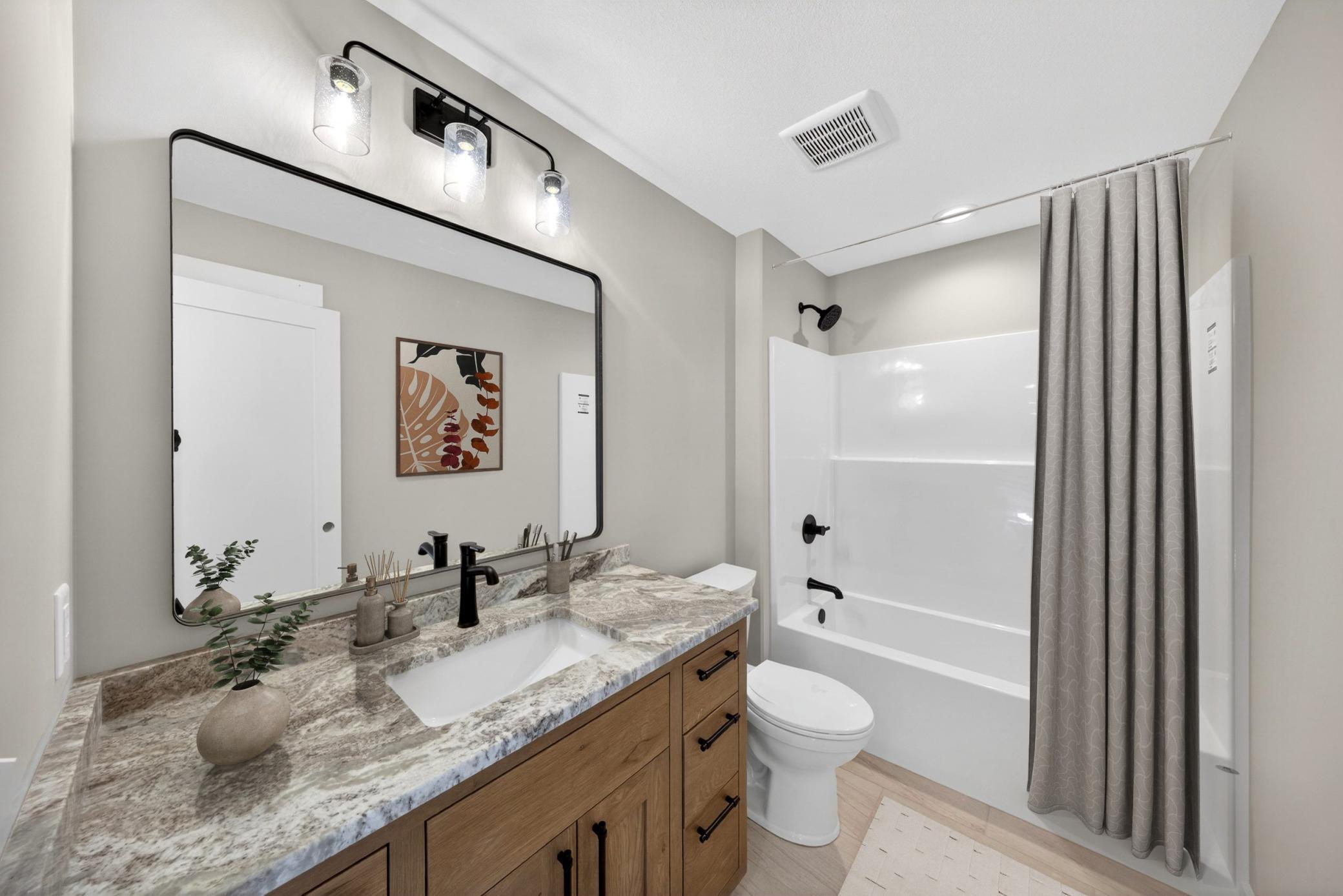 029- Upper Level Full Bathroom.jpg