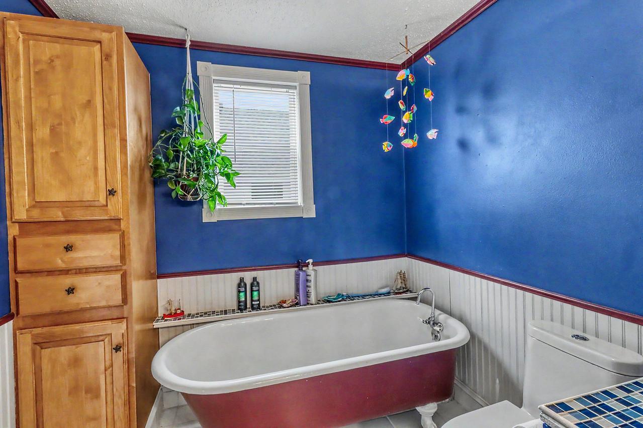 Upstairs Bathroom1_4-1280_g.jpeg