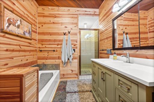 24775 608th Ave - Main Floor Bath