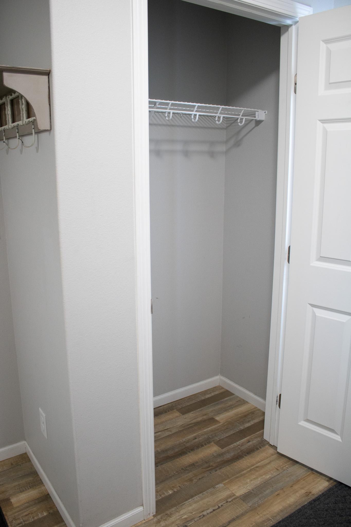 05_EntryCloset.jpg