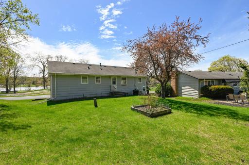 Flat, private backyardâperfect for entertaining