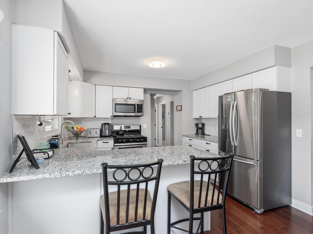 Granite and SS appliances