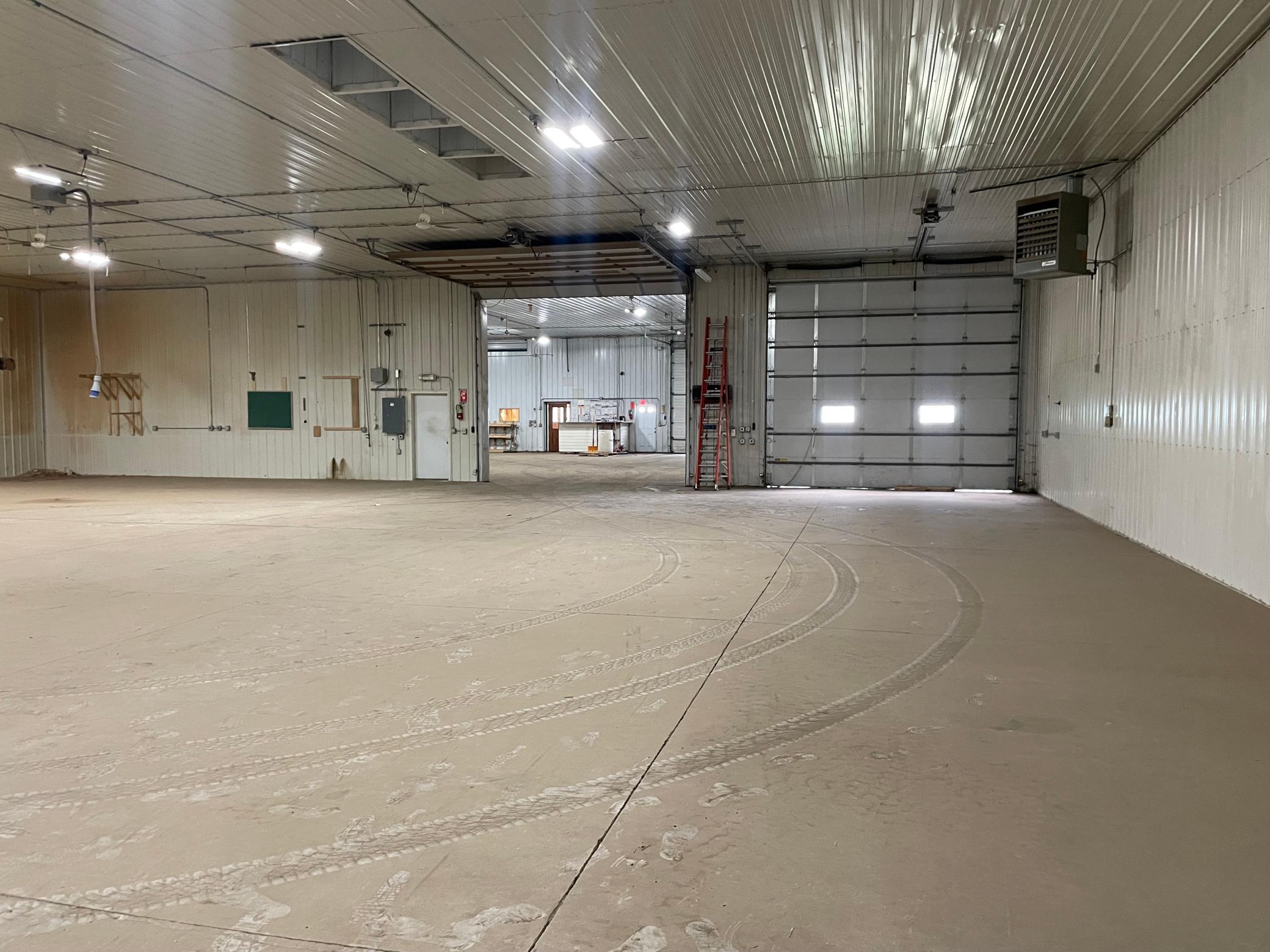 Second warehouse with 14 ft door
