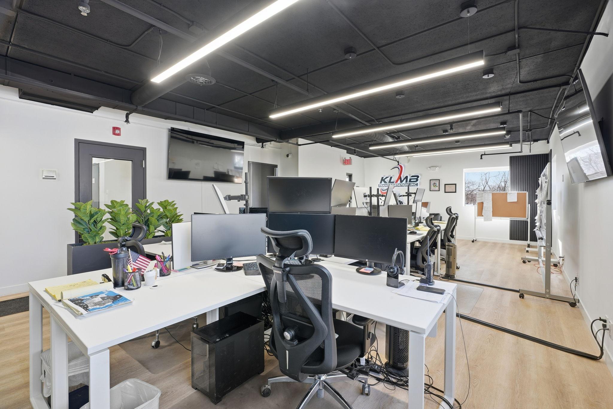 31-web-or-mls-8201 Hickory St NE-31.jpg