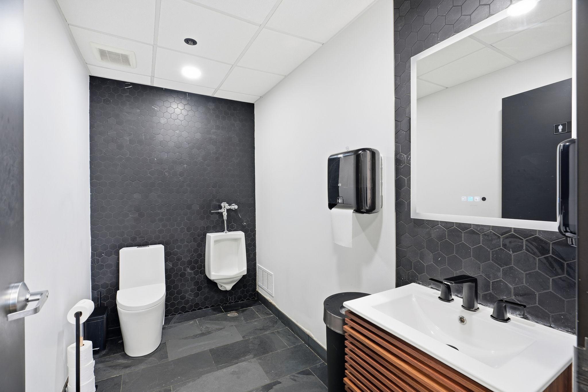 44-web-or-mls-8201 Hickory St NE-44.jpg