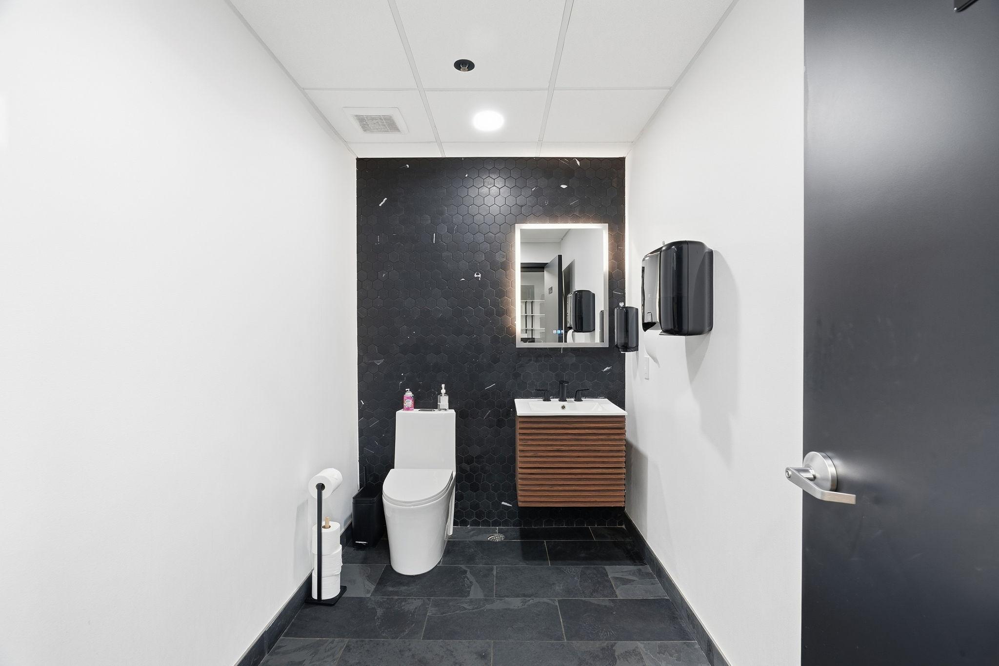 47-web-or-mls-8201 Hickory St NE-47.jpg