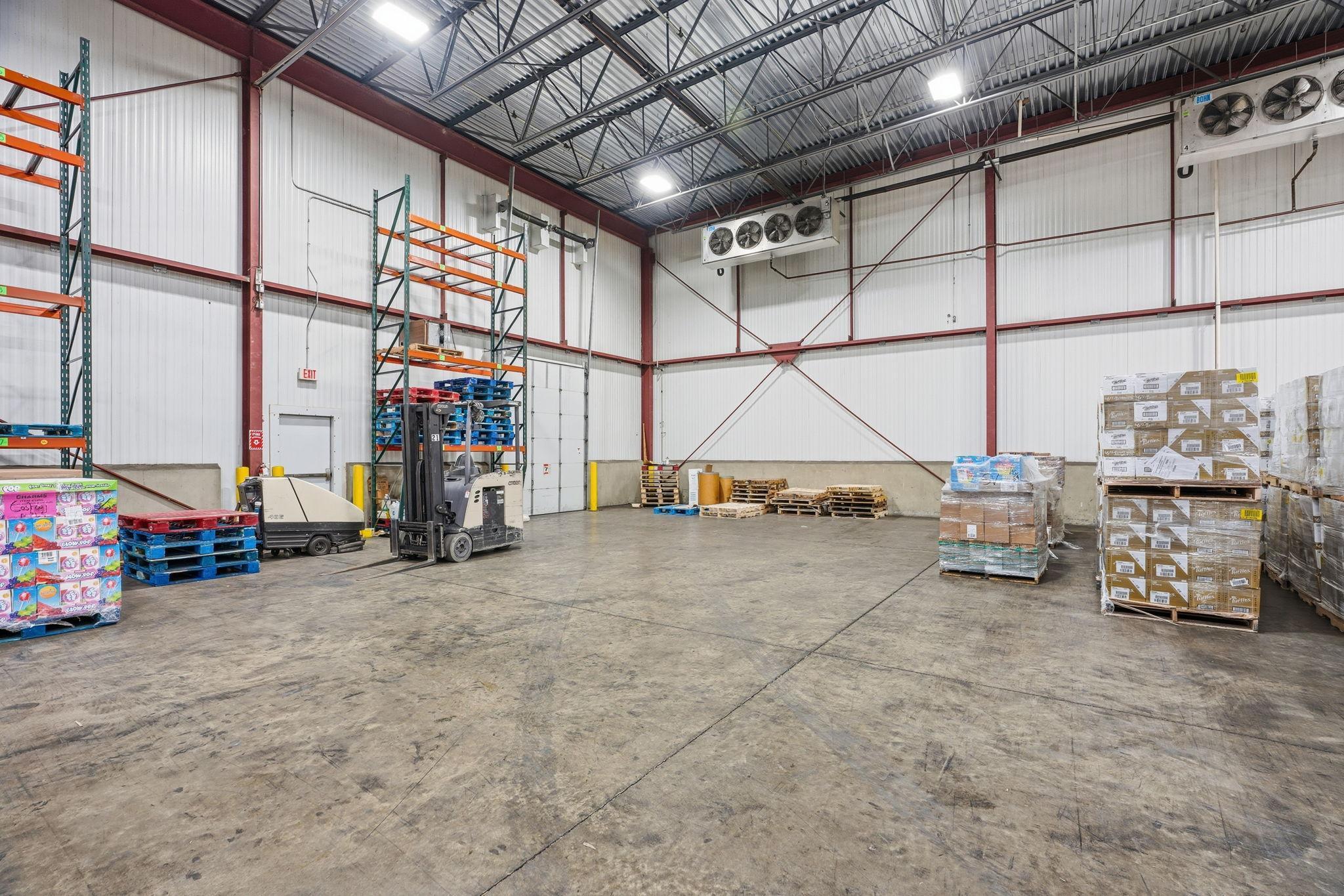 60-web-or-mls-8201 Hickory St NE-60.jpg