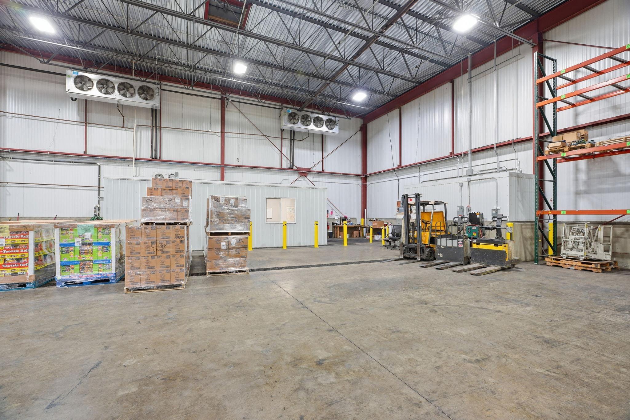 61-web-or-mls-8201 Hickory St NE-61.jpg