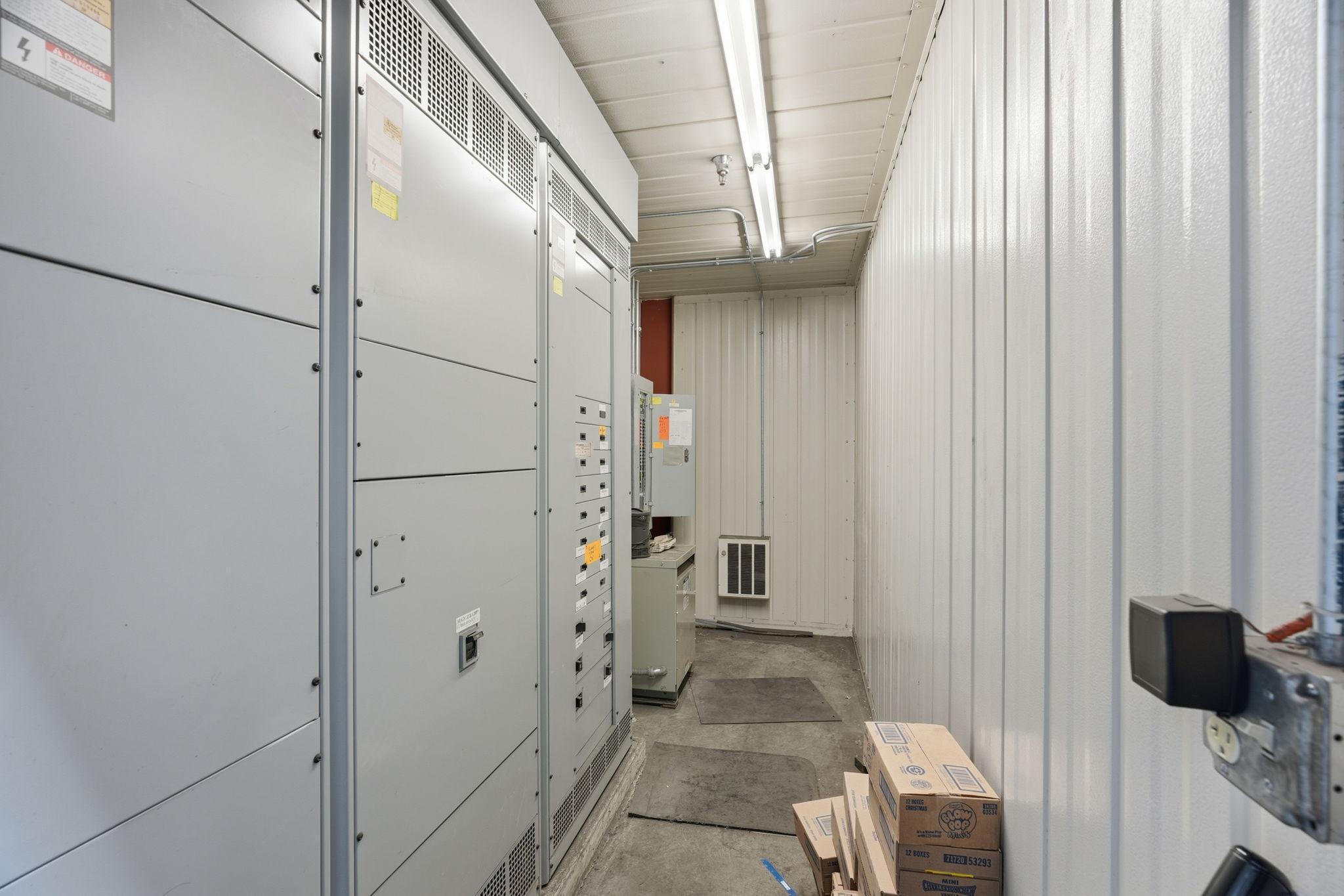 62-web-or-mls-8201 Hickory St NE-62.jpg