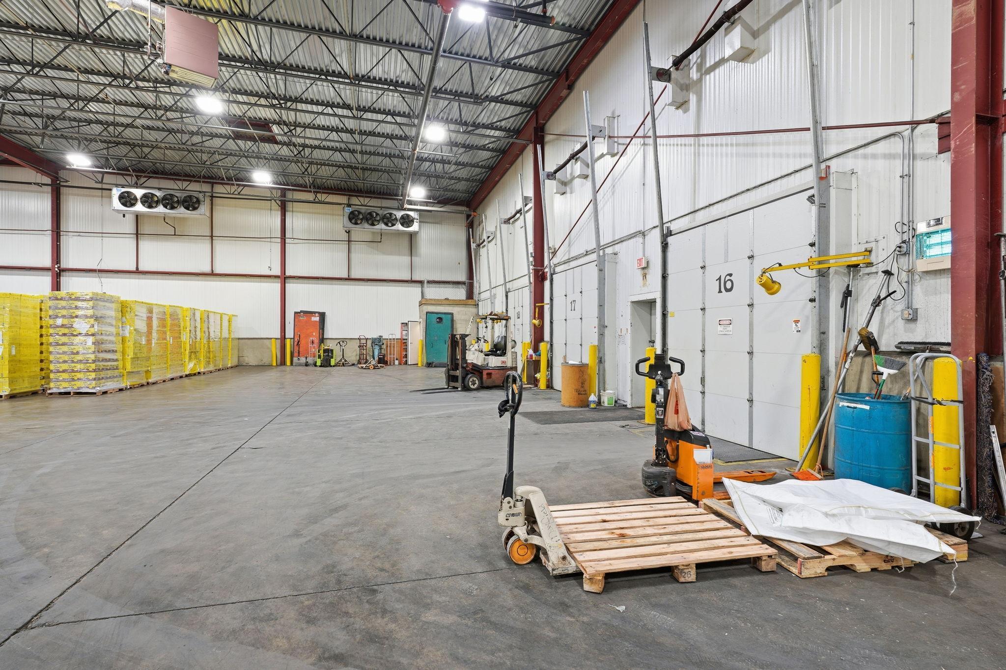 67-web-or-mls-8201 Hickory St NE-67.jpg