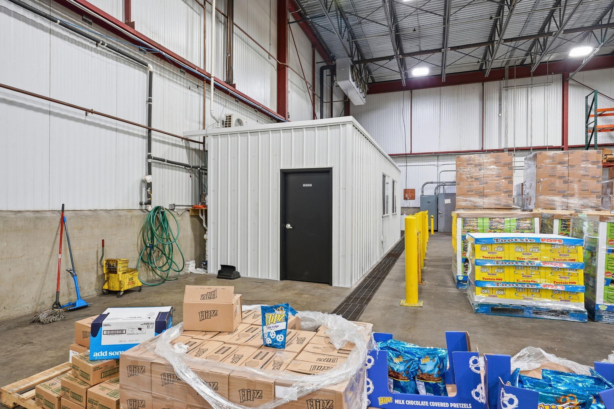 68-web-or-mls-8201 Hickory St NE-68.jpg