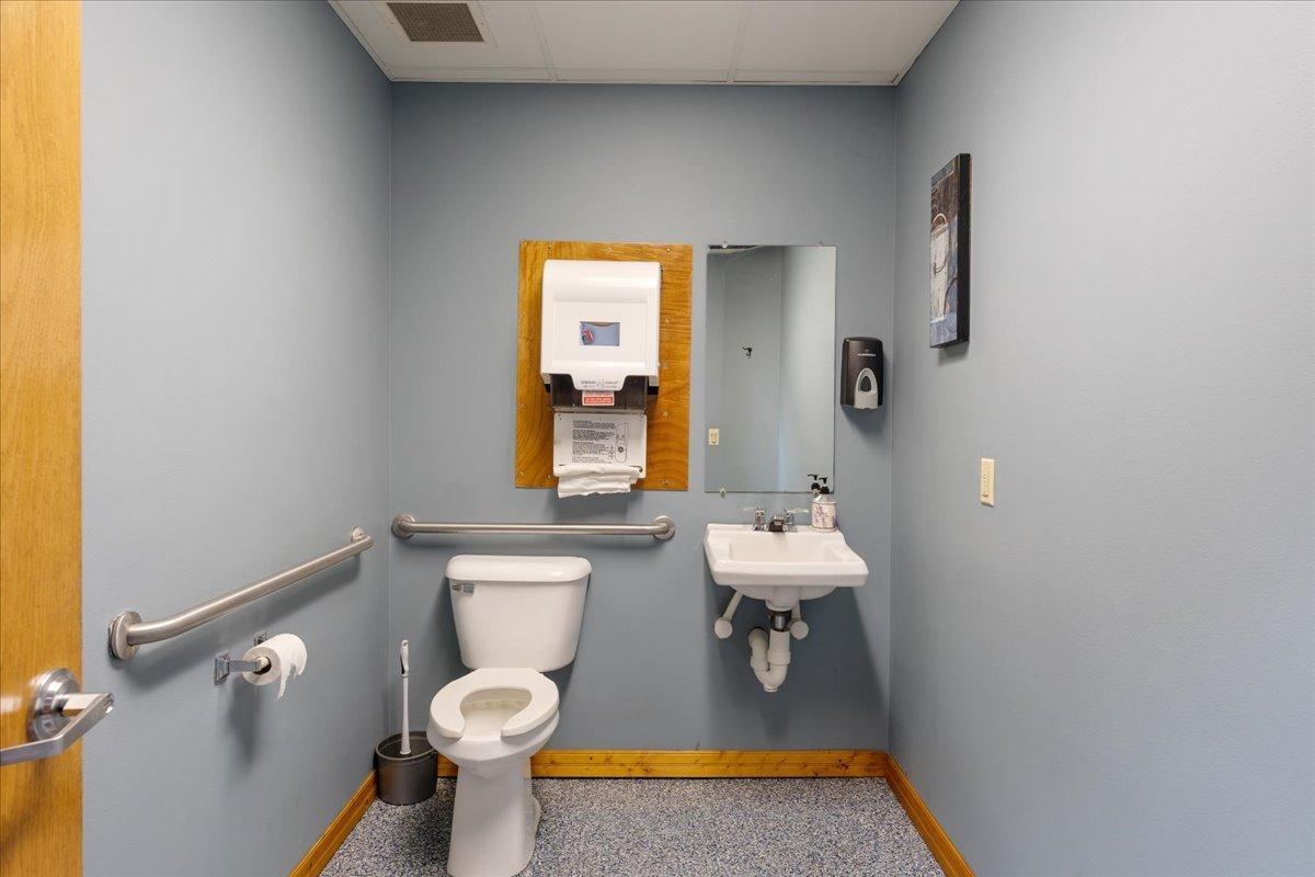 20-Bathroom.jpg