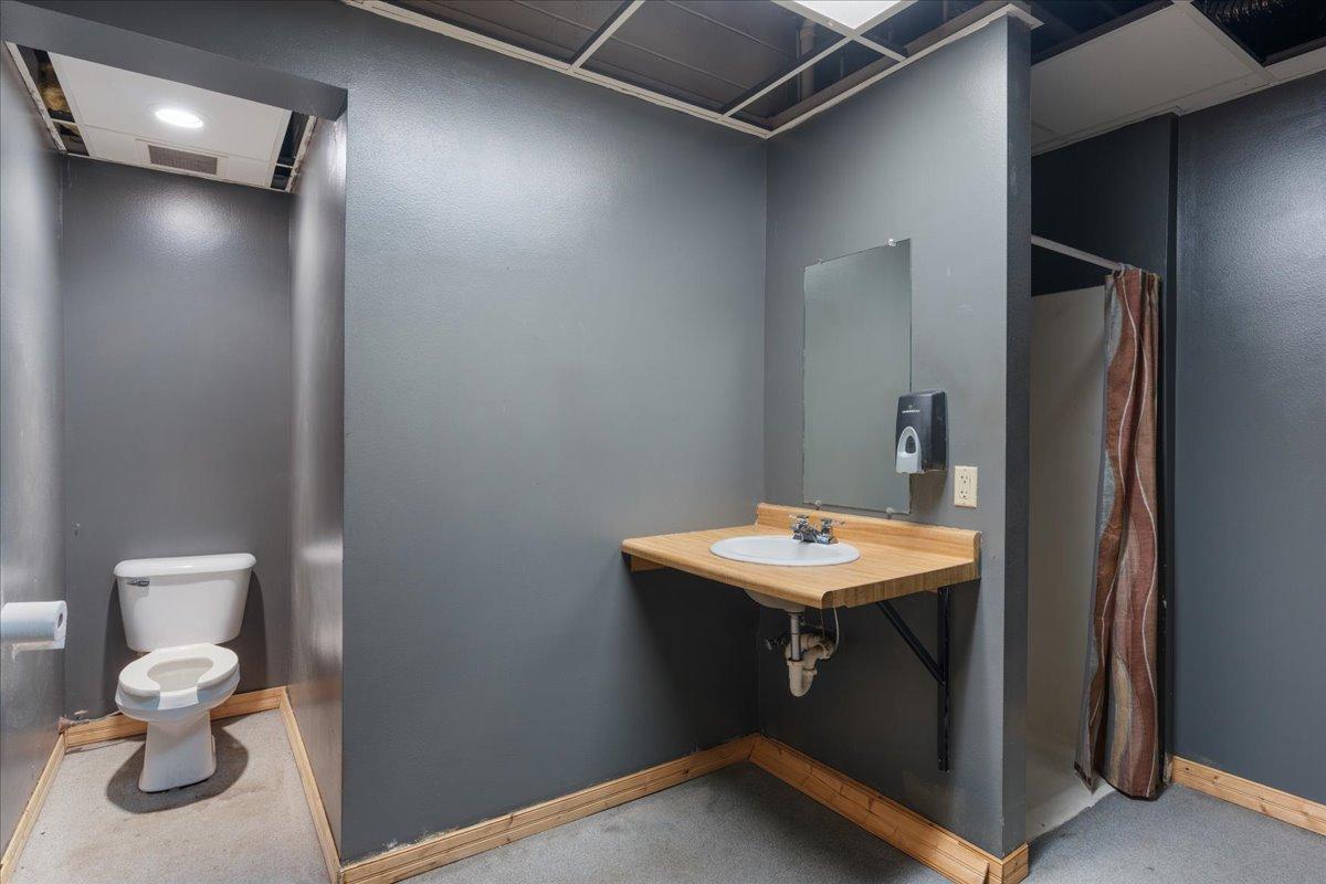 19-Bathroom.jpg
