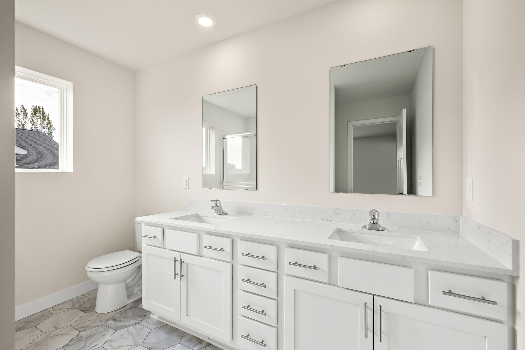 Locke Main Bathroom 1 R.png