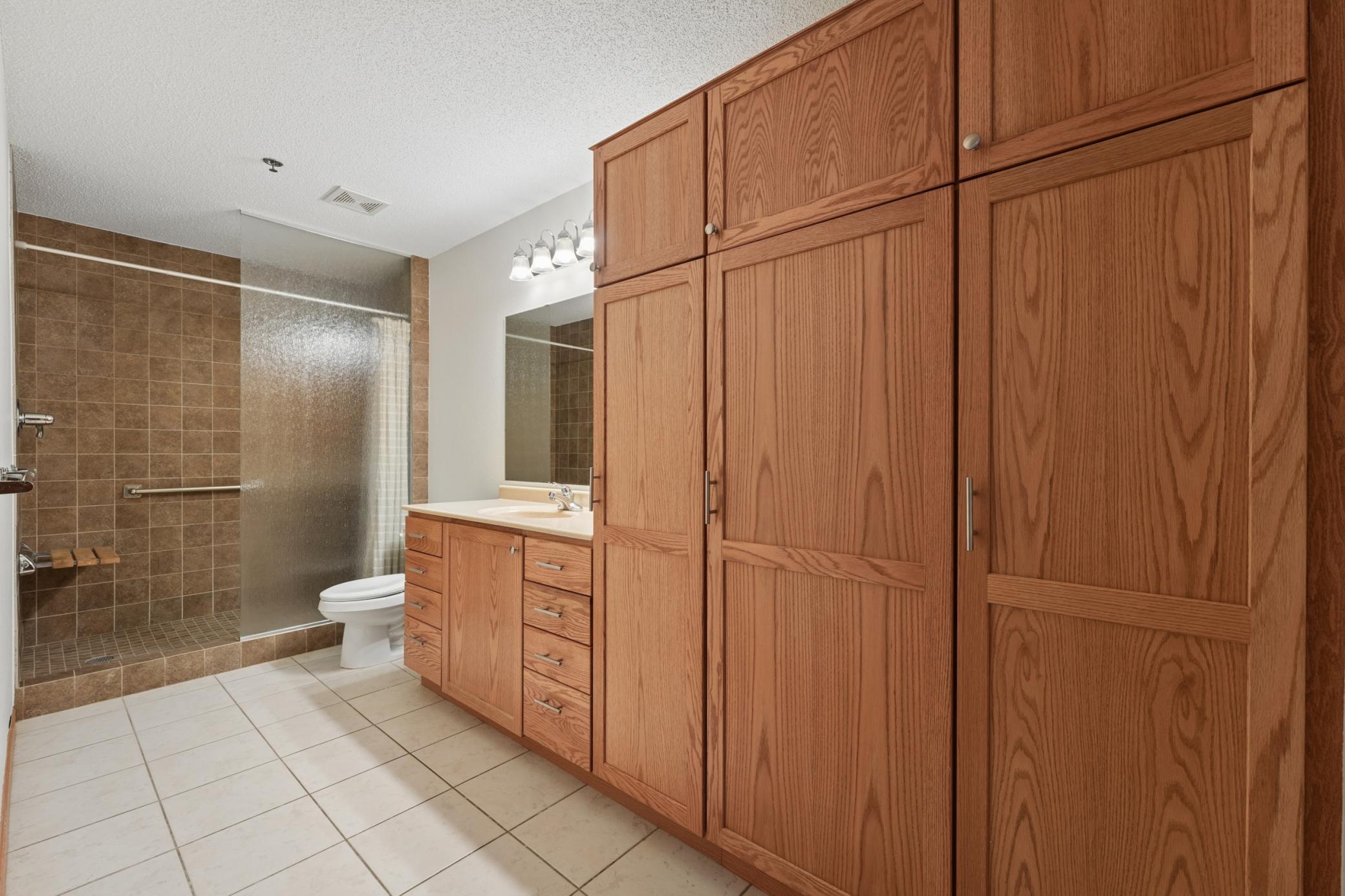 6600 Lyndale Ave S 402 019_DqBo.jpg