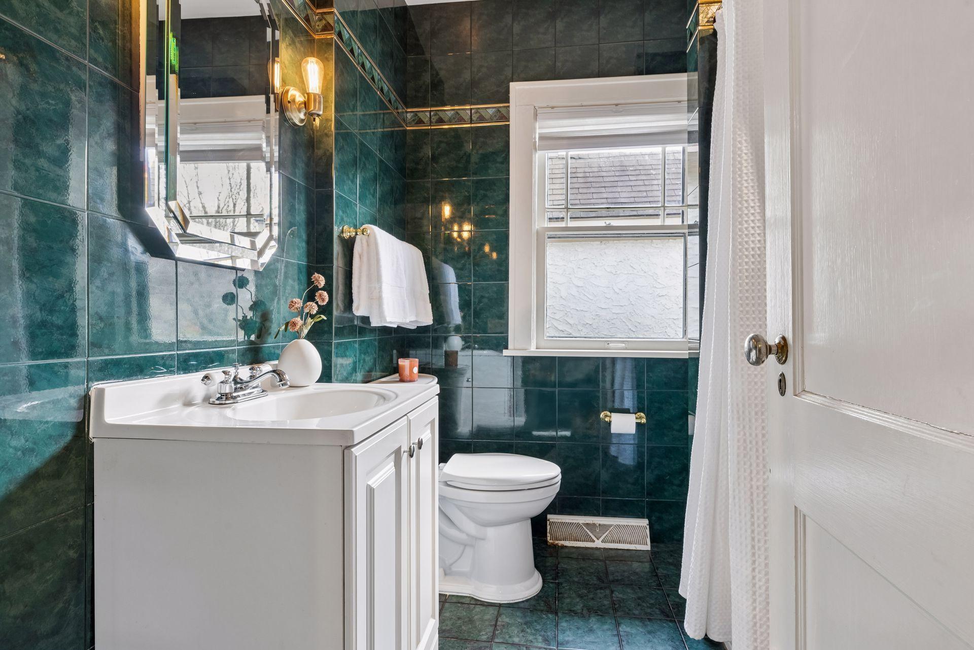 Main level full bathroom