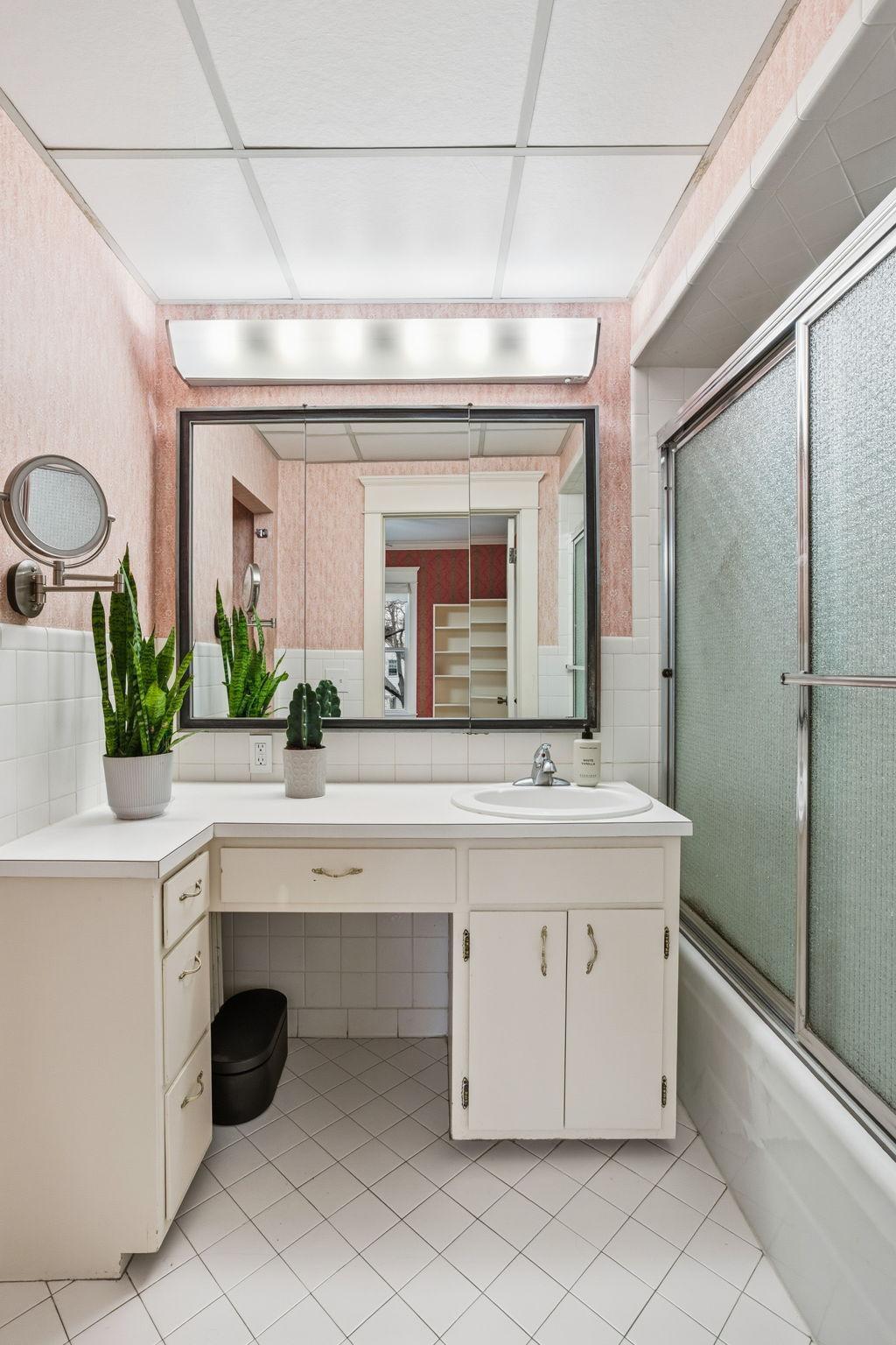 Full primary ensuite bath