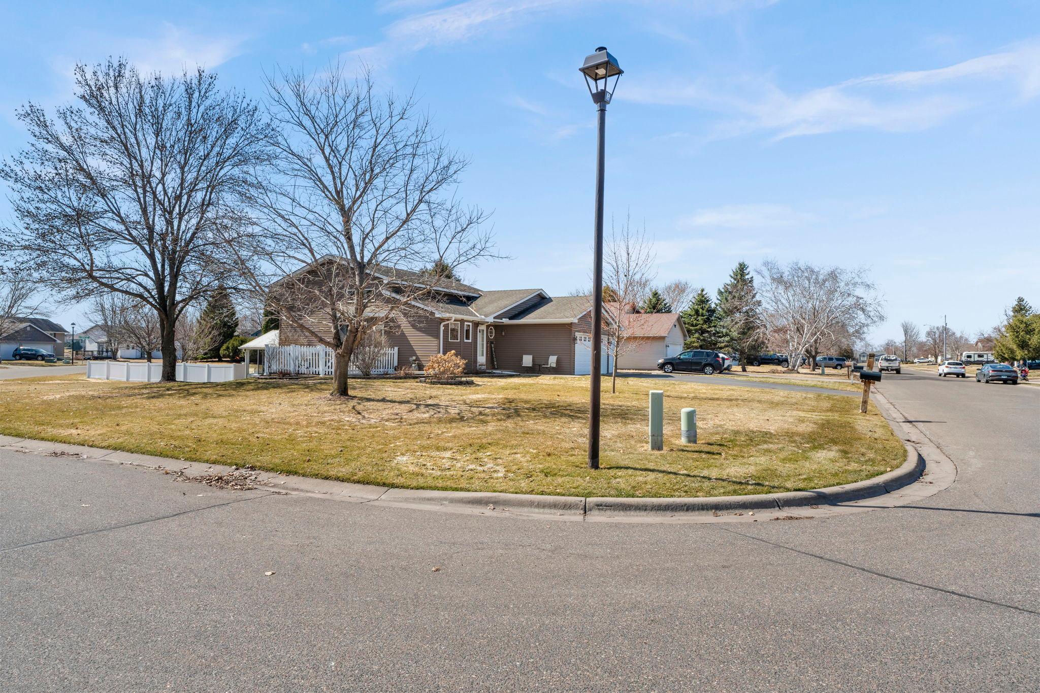 14-web-or-mls-6243 145th St N-102.jpg