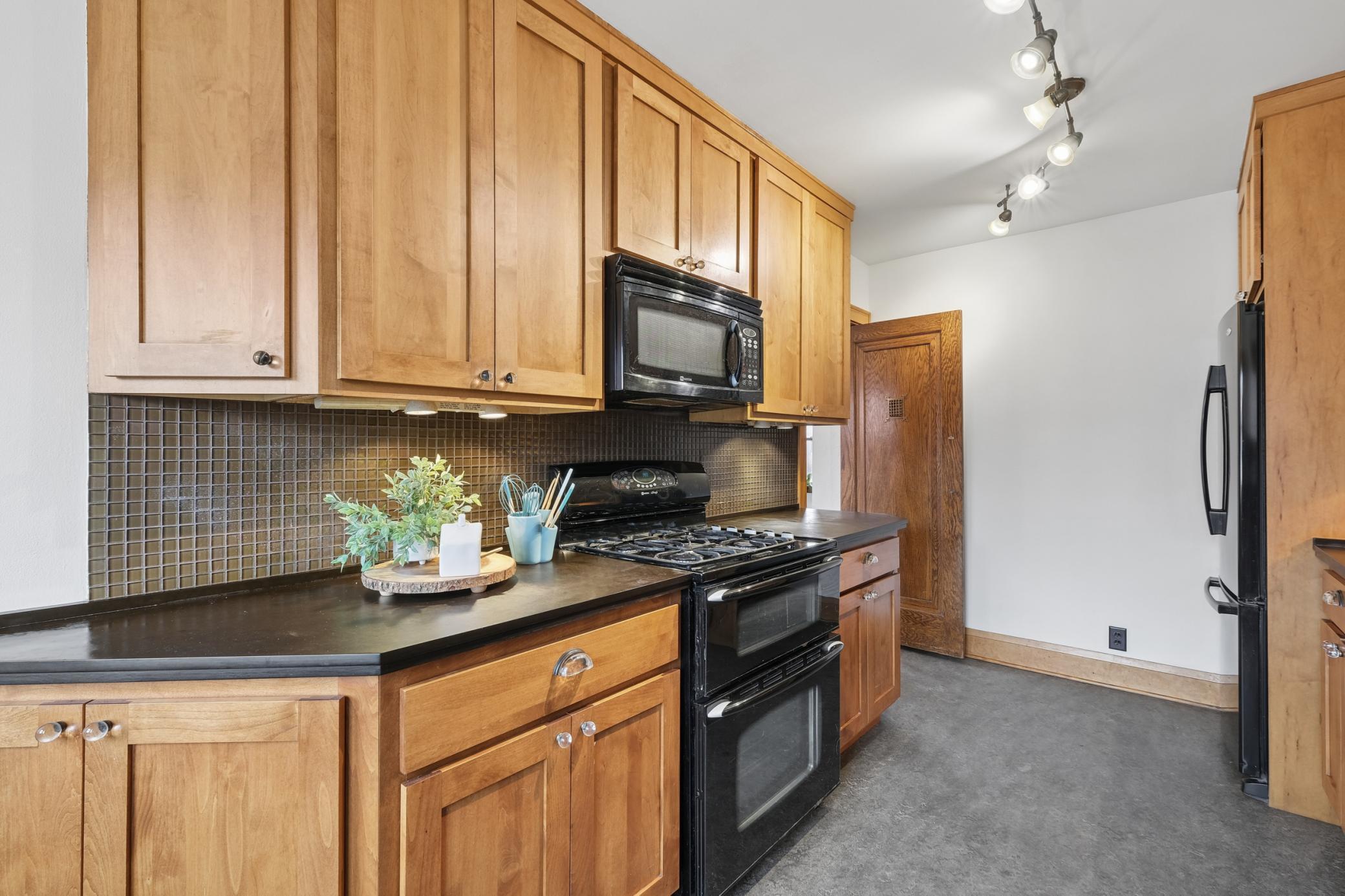 9_4344 vincent ave (36).jpg