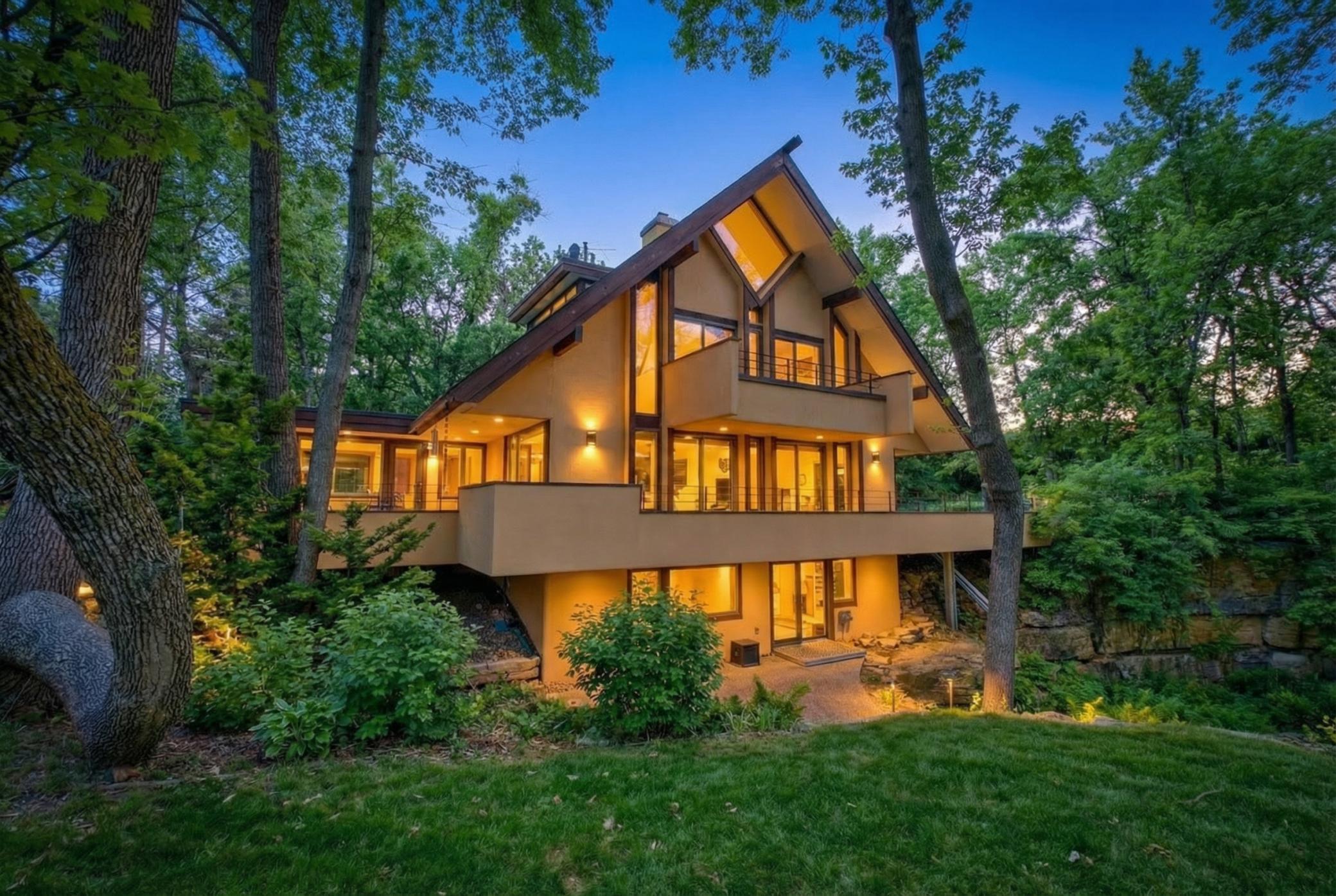 Welcome to 1013 Broadway St N