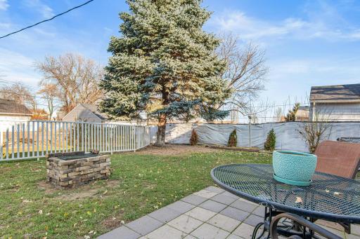 Firepit and fenced in area for kids or pets
